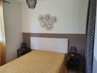 Comfortable 4/5-person gite with shared heated pool Sarlat/Cahors