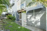 Villa Leynita Bay, 5 bedrooms, sleeps 12 on the beach of Diamant Martinique - Homestays