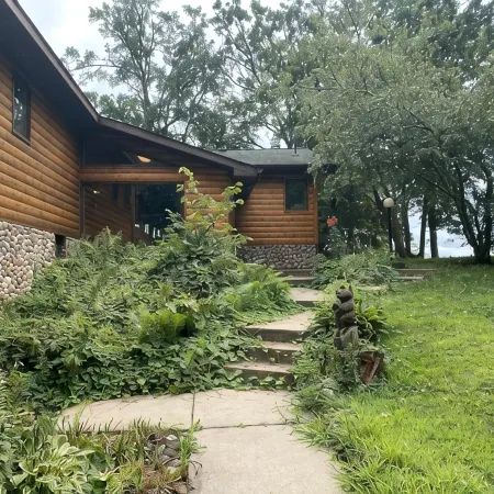 Beautiful Lakefront Property with Guesthouse