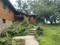 Beautiful Lakefront Property with Guesthouse - Hytter