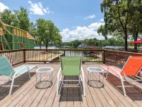 Beautiful 4/3 waterfront home with 2 master suites トゥールのホテル