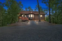 Spacious 4 BR Cabin w/ Stunning Mountain Views! Pet Friendly! Hot Tub! - Bjergudsigt