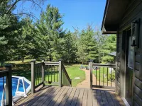 Cabin with hot tub, heated swimming pool and acres of backyard hiking - Chalets