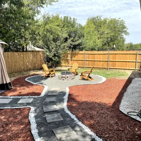 Cozy Hollyberry! With backyard getaway!