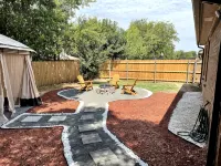 Cozy Hollyberry!  With backyard getaway! - 3성급