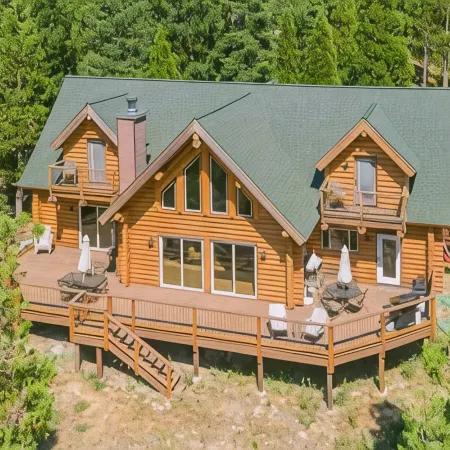 Luxurious & spacious log cabin rental. Family friendly. Lots of amenities.
