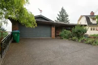 Tabor Hillside Retreat over the trees, walk to trails, and Montavilla cafes. - Jacuzzi