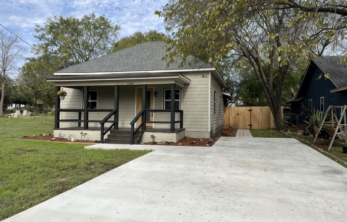 Farmhouse !!  1 min to  Randy’s Icehouse, Tx Beer Co & Taylor Liquor & 5 Samsung