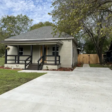 Farmhouse !! 1 min to Randy’s Icehouse, Tx Beer Co & Taylor Liquor & 5 Samsung