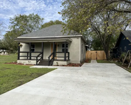 Farmhouse !!  1 min to  Randy’s Icehouse, Tx Beer Co & Taylor Liquor & 5 Samsung Hotels in Taylor