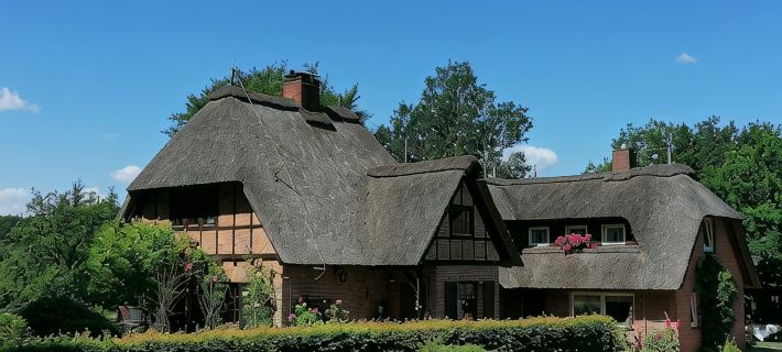 Reetgedecktes Ferienhaus am Strandweg Hotels in Stormarn