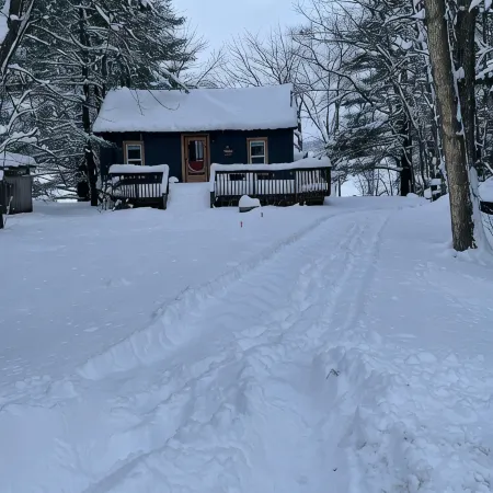 Cozy 4 Season Cottage stunning sunsets on Sparrow LakePet friendly)New Hot Tub