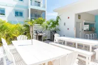 7 Mile Beach Penthouse with Private Beach Club. Ocean views from Roof Terrace. - 4-Star