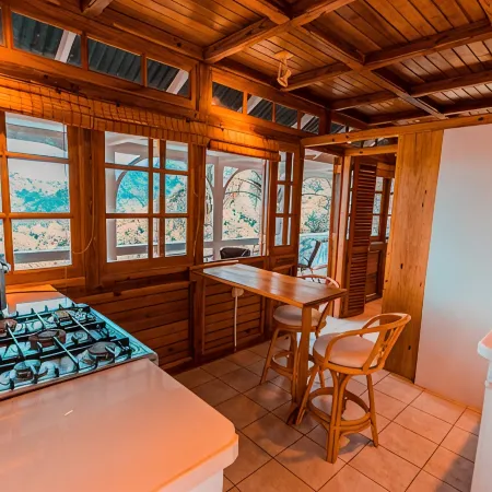 Secluded Hillside Cottage with Bay & Rainforest Views, Just 5 Mins to the Beach