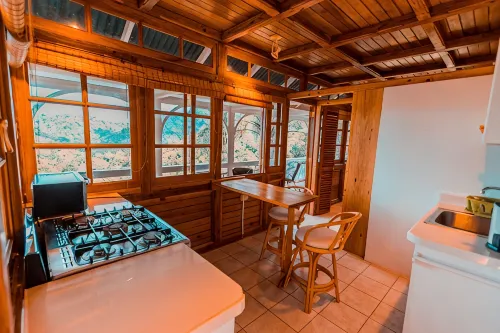 Secluded Hillside Cottage with Bay & Rainforest Views, Just 5 Mins to the Beach - balcony
