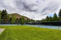Sun Valley 3BR - Walk to Warm Springs Lifts - Pool, Hot Tubs and River Views
