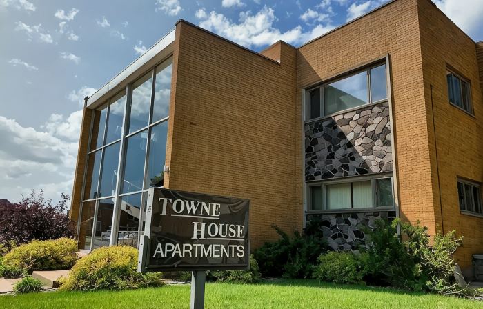 Clean, spacious, tastefully decorated 3 bedroom 2 bathroom Luxury Penthouse Apt