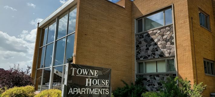 Clean, spacious, tastefully decorated 3 bedroom 2 bathroom Luxury Penthouse Apt Hotels in Delta County