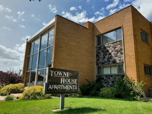 Clean, spacious, tastefully decorated 3 bedroom 2 bathroom Luxury Penthouse Apt