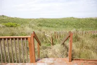 BEACH FRONT Property, 2 King Beds, Pool table, Completely Remodeled Interior!