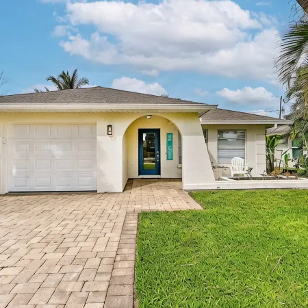Reyo de Sol, a Remodeled Tropical Home with Private Heated Pool, Near Beach!