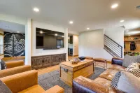 Mtn Modern Home w/ Views, Private Hot Tub + Fantastic Location