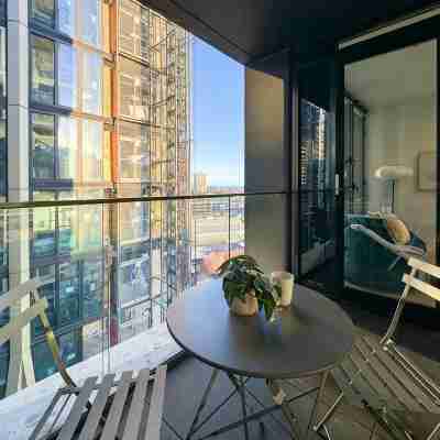 Elegant 2BR Skyline Apt Free Parking Hotel Exterior