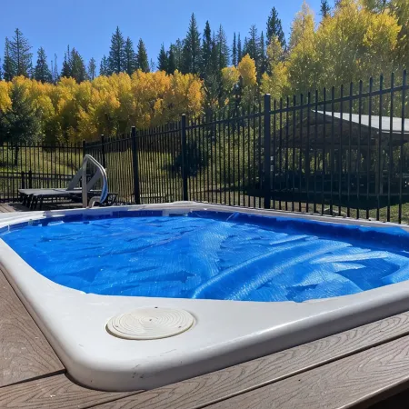 2 Bedroom Condo on the River, Walk to Town, Free Ski Bus!
