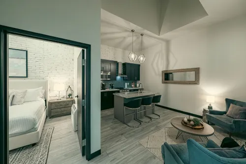 Modern Suite ~ Above Starbucks ~ Fast Wi-fi