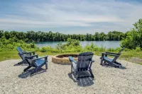 Relax fish/play: Pvt 25-acre clear Blue Lake w/ home that sleeps 10 comfortably. - Wifi