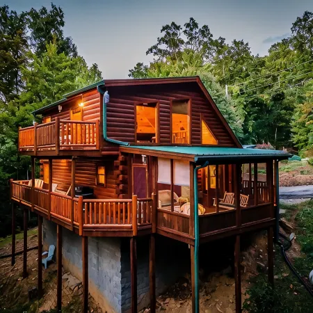 Beautiful Cabin! Book Now! 2 Master Suites - Sleeps 6 - Hot Tub
