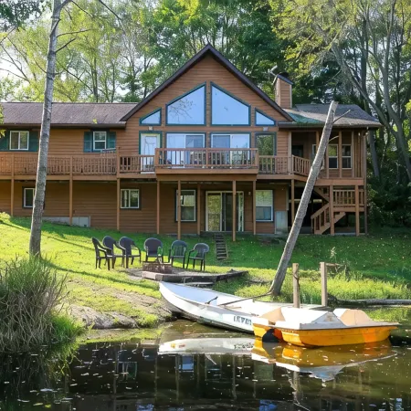 Lakeside Haven Home On Birch Lake, Sleeps Up To 12 People.