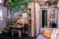 Cozy Off-grid Cabin within a private setting loaded with spa like amenities