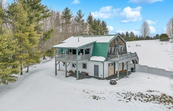 Escape to the Clouds: The Berry Barn Awaits You!