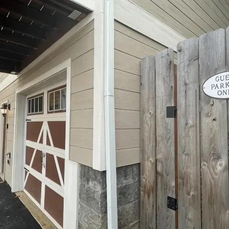 Luxuriously comfortable & peaceful getaway downtown Ashland, with views.