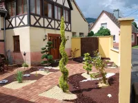 Typical Alsatian house in the heart of the vineyards and at the foot of the mountains Hotele w: Wintzenheim