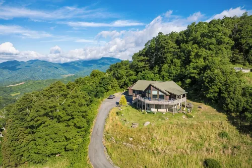 Mountaintop Cabin with Majestic Views - Hot Tub + Game Room + Pet Friendly - Bathtub