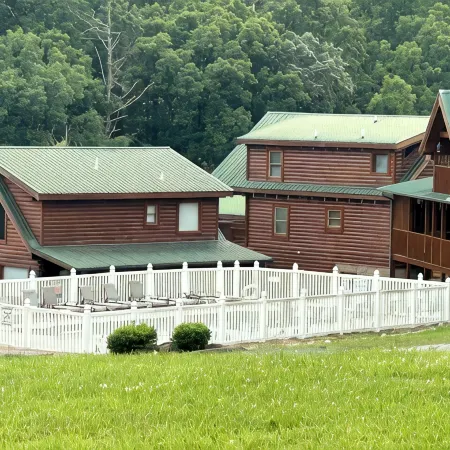 3 Bedroom 3 Bath - Indoor Swimming Pool - Game Room- 2 minutes off the Parkway