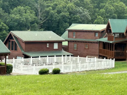3 Bedroom 3 Bath - Indoor Swimming Pool - Game Room- 2 minutes off the Parkway - 4 Sao