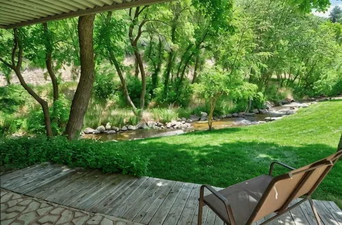 Beautiful Remodeled 5 Bedroom 3000 sq ft Cabin in the Iconic Vivian Park Area