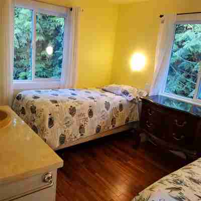 Waterfront 5 bedroom unit in house on Hotel Lake, Garden Bay B.C. Rooms