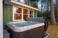 Lured Den - Private Lakefront Cottage - Hot Tub!