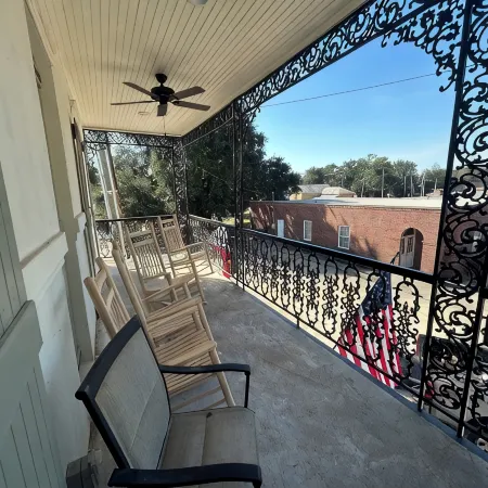 3-bedroom apartment in welcoming Crowley with AC, WiFi Отели в г. Кроули
