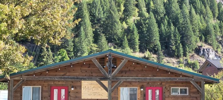 Majestic Mountain Paradise on the Mighty Columbia River Hotels in Stevens County