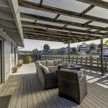 Waterfront Home with King Bed, Spacious, Clean, Pet Friendly. Near SF, Napa
