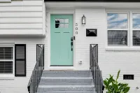 Stylish 4 bedroom house with outdoor dining and fenced backyard. - Bungalows