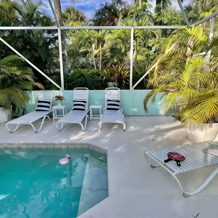 Key West Style Beach House w/ Boat Parking 2 mins from launch 5 mins from beach!
