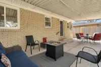 Family Friendly Central Retreat with Covered Patio, AC, Fenced Yard - 3성급