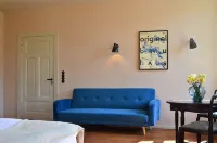 Complete guesthouse on the Finow Canal (former school from 1875) for 12 people