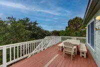 Outer Banks Family-sized Vacation Home 10-minute Walk from the Beach. - balcony